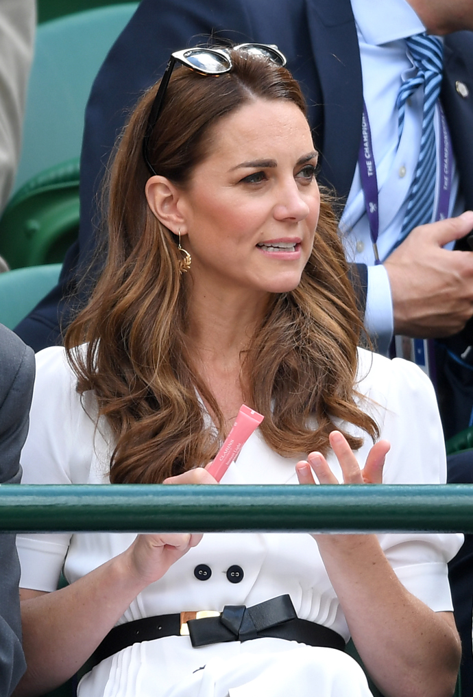 Během turnaje ve Wimbledonu v roce 2019 si pozorní fanoušci všimli, že si Kate na rty nanáší lesklý balzám s nádechem barvy, který podtrhuje její nenucený vzhled.
Během turnaje ve Wimbledonu v roce 2019 si pozorní fanoušci všimli, že si Kate na rty nanáší lesklý balzám s nádechem barvy, který podtrhuje její nenucený vzhled.