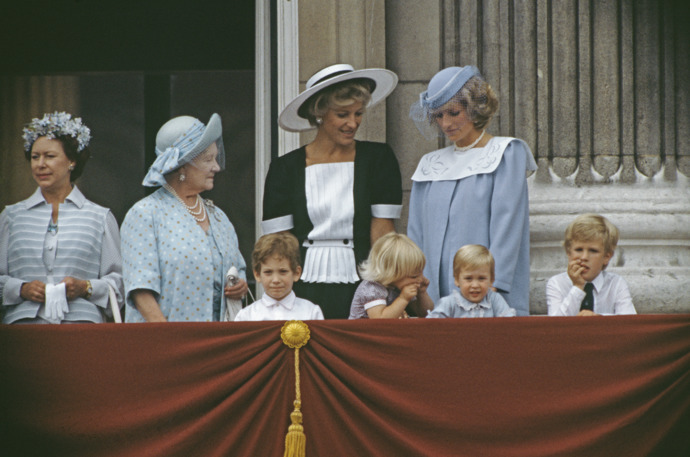 Princ William a Zara jako batolata (děti uprostřed)
