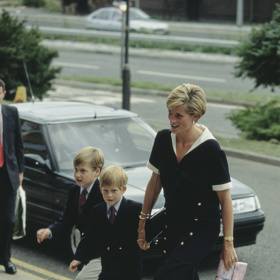 Přirozeně své děti na veřejnosti držela princezna Diana i za ruku, a  to i když už byly větší.
