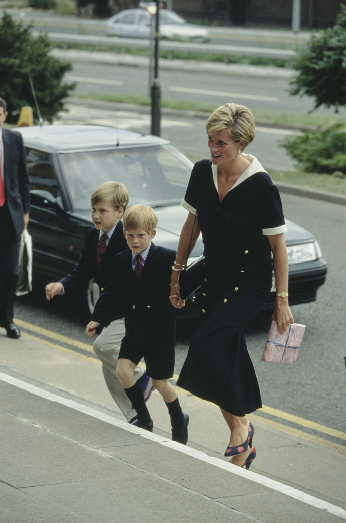 Přirozeně své děti na veřejnosti držela princezna Diana i za ruku, a  to i když už byly větší.
