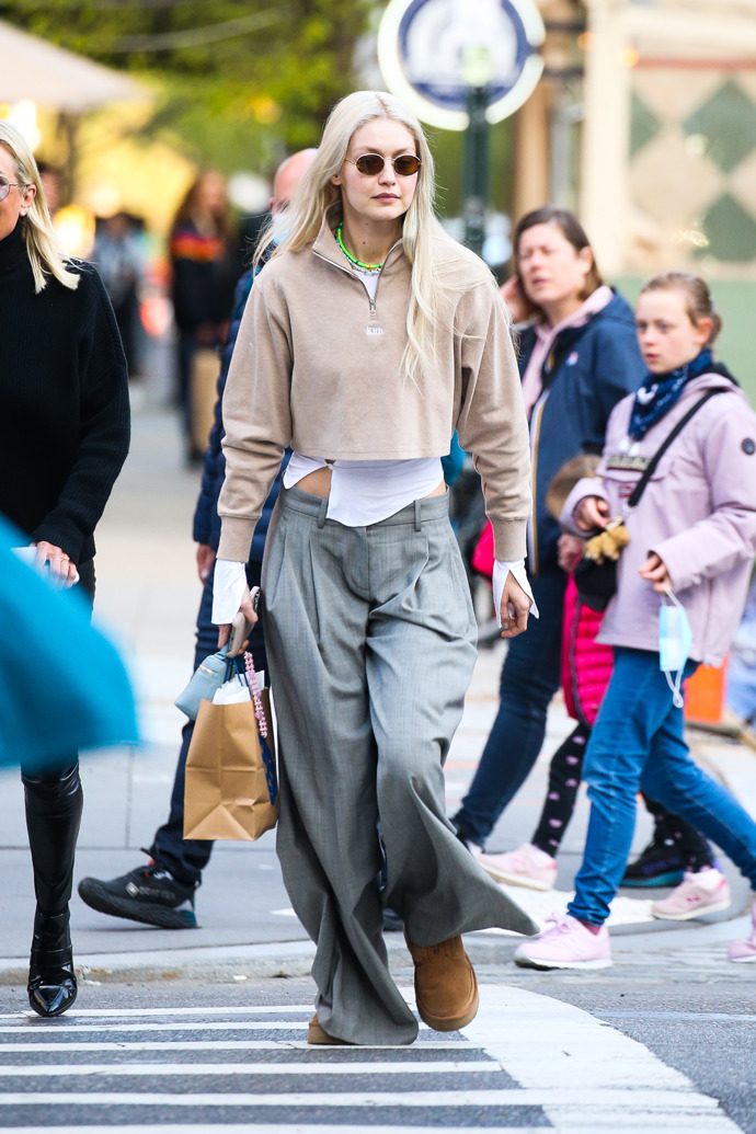 Gigi Hadid s oblibou nosí válenky a široké kalhoty. 
