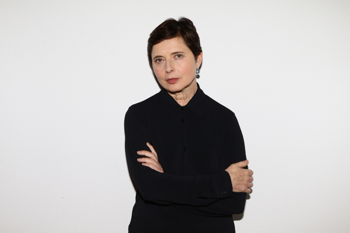 Ve svých jednasedmdesáti letech se Isabella Rossellini stará o svou malou farmu ve vesničce Brookhaven na Long Islandu a s pomocí své dcery a adoptivního syna chová slepice, pěstuje zeleninu a vyrábí med. Nazvala ji příznačně Mama farma, protože na ní pracují převážně ženy, farmu navštěvuje hodně maminek s dětmi a dokonce i zvířata jsou prý převážně ženského pohlaví.
Ve svých jednasedmdesáti letech se Isabella Rossellini stará o svou malou farmu ve vesničce Brookhaven na Long Islandu a s pomocí své dcery a adoptivního syna chová slepice, pěstuje zeleninu a vyrábí med. Nazvala ji příznačně Mama farma, protože na ní pracují převážně ženy, farmu navštěvuje hodně maminek s dětmi a dokonce i zvířata jsou prý převážně ženského pohlaví.