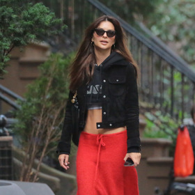 Emily Ratajkowski se nebála válenky zkombinovat s červenou sukní.
