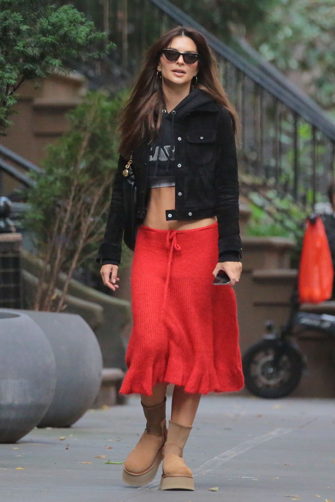 Emily Ratajkowski se nebála válenky zkombinovat s červenou sukní.
