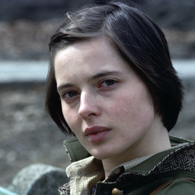 Isabella Rossellini vyrůstala ve Francii a Itálii jako dcera dvou filmových legend - švédské hollywoodské hvězdy Ingrid Bergman a uznávaného italského režiséra Roberta Rosselliniho.

