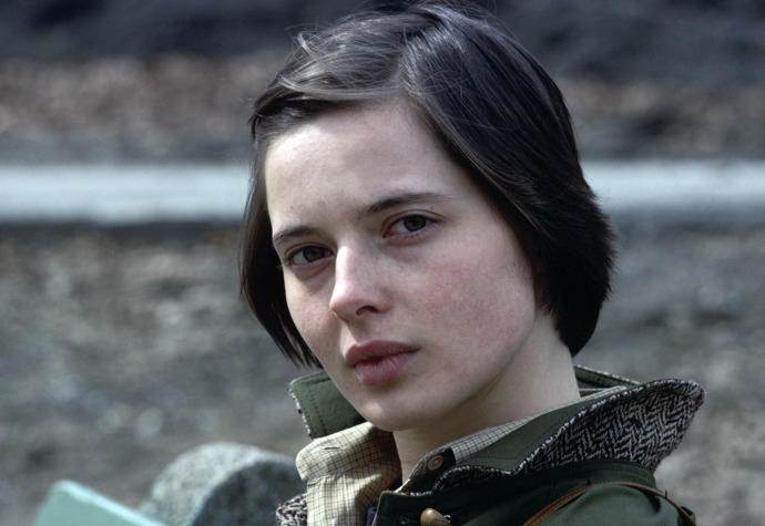 Isabella Rossellini vyrůstala ve Francii a Itálii jako dcera dvou filmových legend - švédské hollywoodské hvězdy Ingrid Bergman a uznávaného italského režiséra Roberta Rosselliniho.
Isabella Rossellini vyrůstala ve Francii a Itálii jako dcera dvou filmových legend - švédské hollywoodské hvězdy Ingrid Bergman a uznávaného italského režiséra Roberta Rosselliniho.