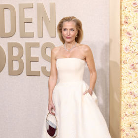 Gillian Anderson róbu Gabriela Hearst doplnila šperky Chopard.

