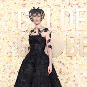Rosamund Pike v černých krajkovaných šatech Dior z podzimní kolekce 2019. Róbu doplnila fascinátorem od Philipa Treacyho, nedávno totiž měla nehodu na lyžích a sháněla tedy něco, čím by zakryla rány na hlavě. Ty už jsou nakonec zahojené, do looku se ale tolik zamilovala, že ho nakone stejně oblékla.
