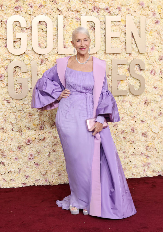 Helen Mirren ve svých 78 letech zazářila v levandulovém outfitu Dolce & Gabbana, který doplnila šperky Harry Winston a botami na platformě Sole Bliss.
