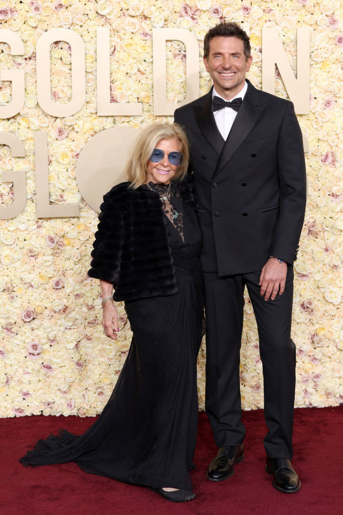Bradley Cooper dorazil na Zlaté glóby v doprovodu své maminky Glorie Campano.
