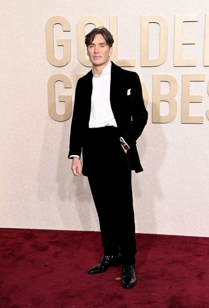 Cillian Murphy, který získal ocenění za hlavní roli ve filmu Oppenheirem, oblékl klasický outfit Saint Laurent.
