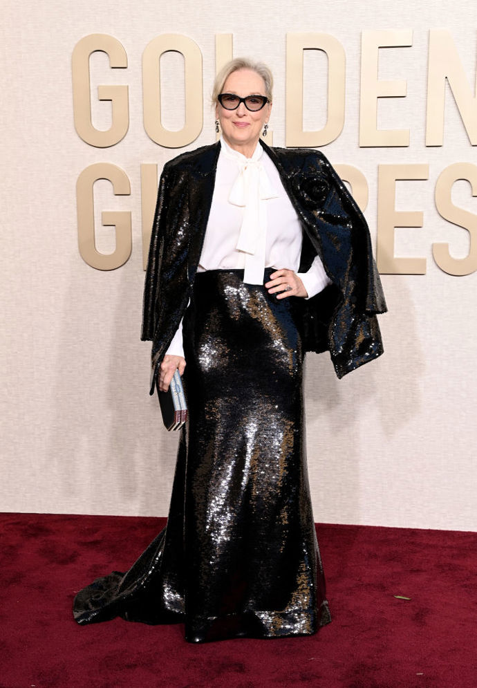 Meryl Streep oblékla flitrovaný komplet a bílou košili s vázačkou.

