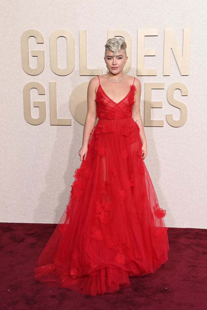 Florence Pugh v červené róbě Valentino.
