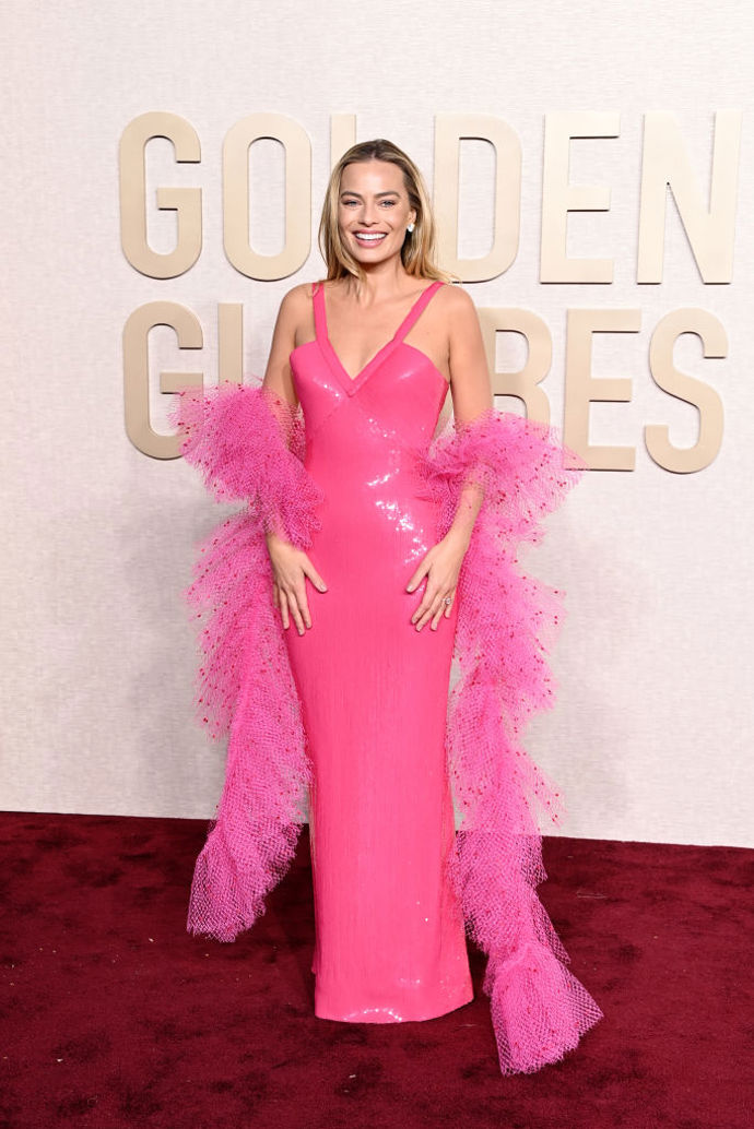 Margot Robbie oblékla šaty Armani inspirované panenkou Superstar Barbie z roku 1977.
