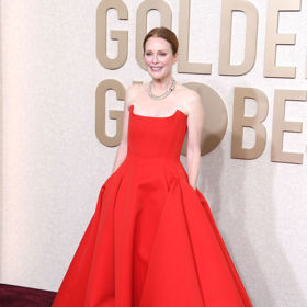 Julianne Moore v červené róbě Bottega Veneta.

