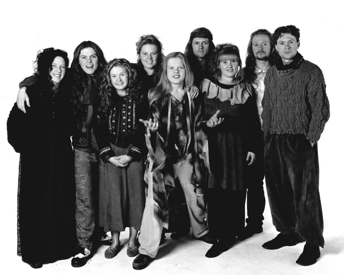 Členové rodinné kapely: zleva Kathy, Paddy, Barby, Patricia, Angelo. John, Maite, Joey a Jimmy.
Členové rodinné kapely: zleva Kathy, Paddy, Barby, Patricia, Angelo. John, Maite, Joey a Jimmy.