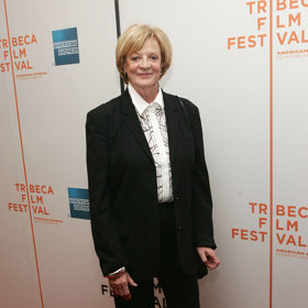 Britská herečka Maggie Smith teprve nedávno oslovila 89. narozeniny a stihla si vyzkoušet zcela novou roli. Legendární herečka tentokrát propůjčila svůj magický šarm nové kampani značky LOEWE a za svůj debut v roli modelky sklidila ovace od fanoušků i módního světa. 
