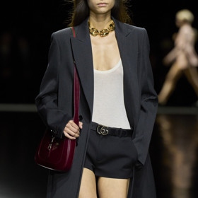 Sabato de Sarno, nový kreativní ředitel módního domu Gucci,  vsadil na minimalismus a takzvaný tichý luxus.
