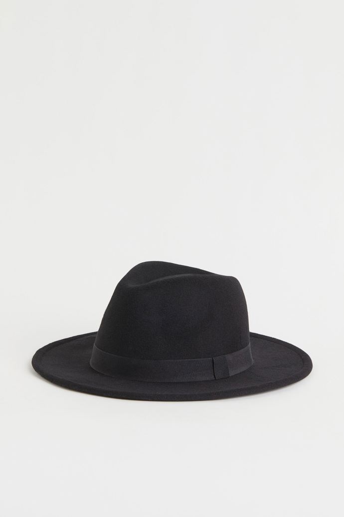 Černý klobouk, H&M, 249 Kč
