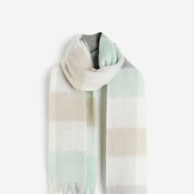 Světlá kostkovaná šála, H&M, 199 Kč
