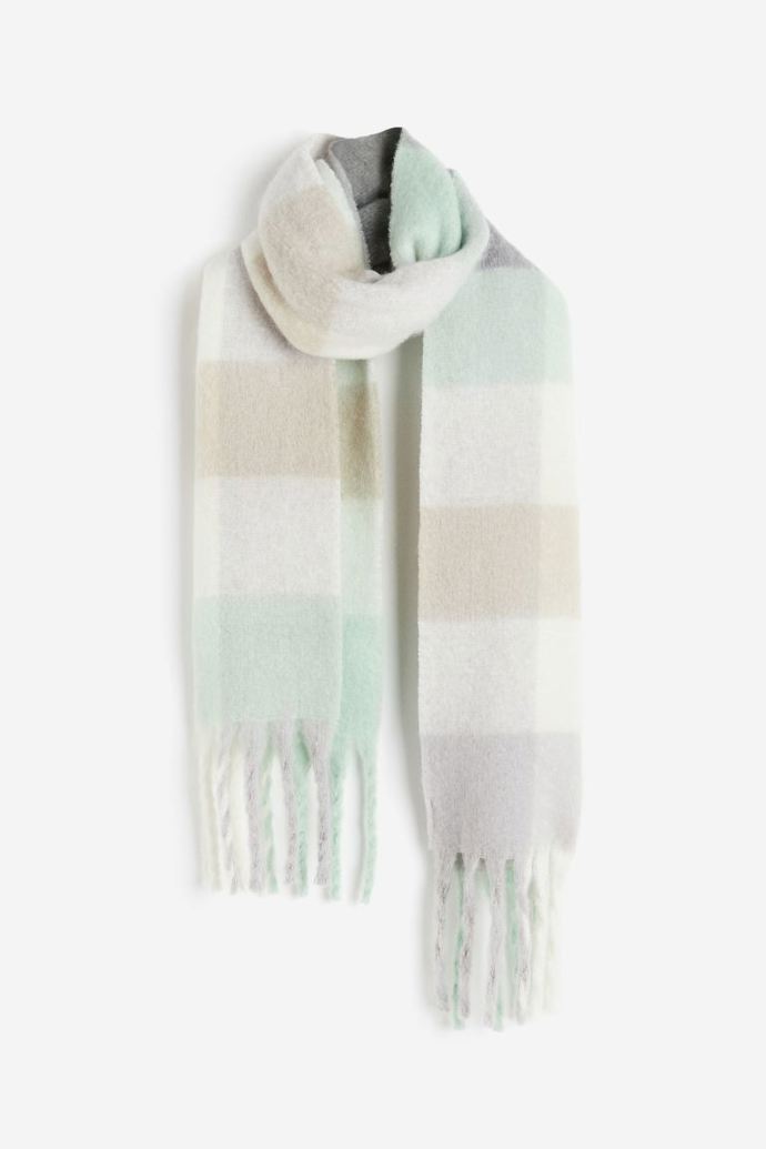 Světlá kostkovaná šála, H&M, 199 Kč
