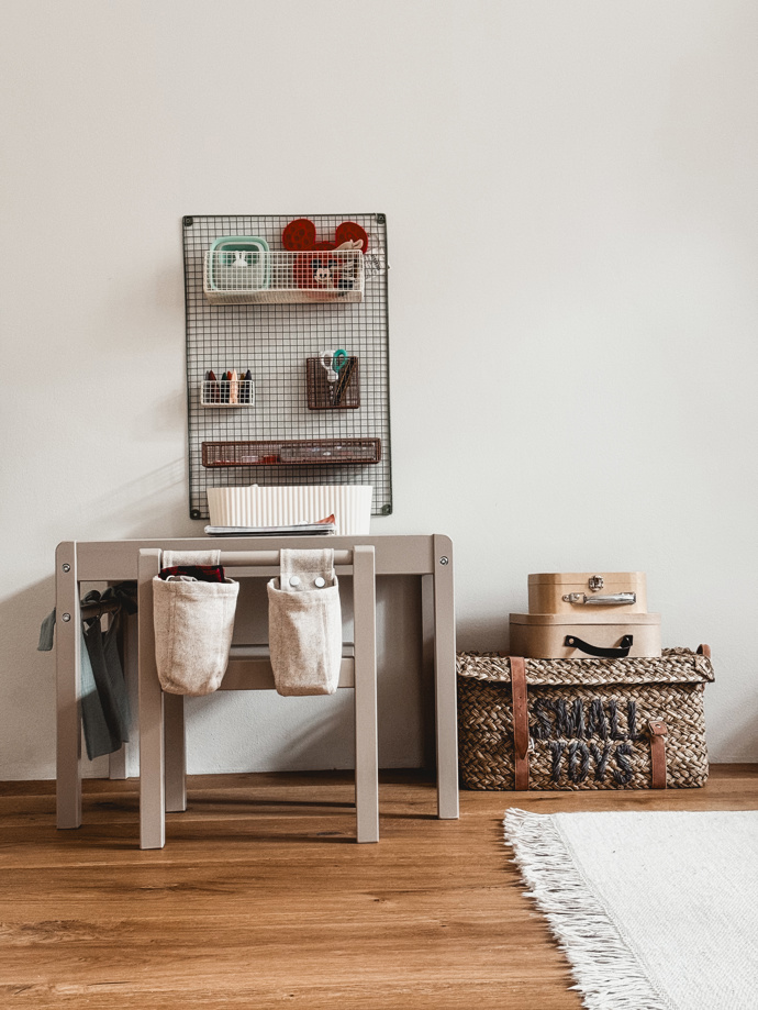 Stůl a židle pořídila v H&M Home, lampa je z Bonami, keramické balónky na stěně najdeme v obchodě Lavly a výrazné stropní svítidlo je značky George Store.
