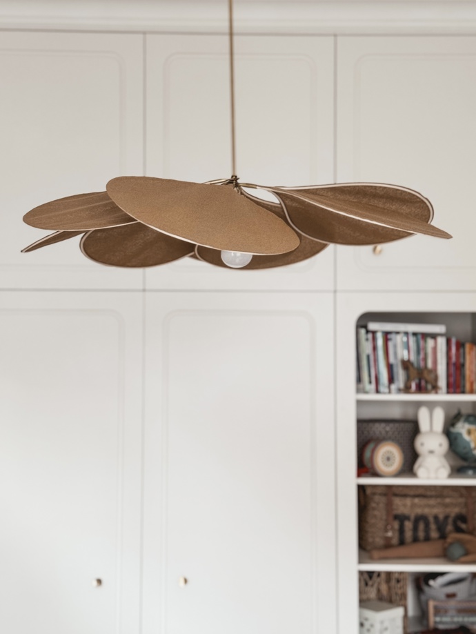 Stůl a židle pořídila v H&M Home, lampa je z Bonami, keramické balónky na stěně najdeme v obchodě Lavly a výrazné stropní svítidlo je značky George Store.
