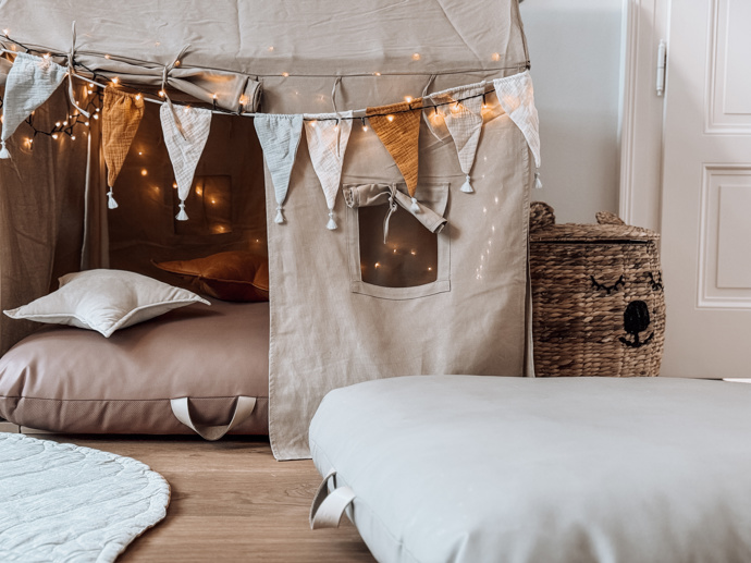 Kvůli polštáři značky Gathre z obchodu Made for Moms je ale úkryt tak pohodlný, že se z domečku stala dokonalá zašívárna. „Polštáře využíváme i během našich filmových večerů, nebo si na něj ráda sednu, když večer čtu pohádky. Výhodou je taky omyvatelný materiál, který stačí otřít hadříkem.“
