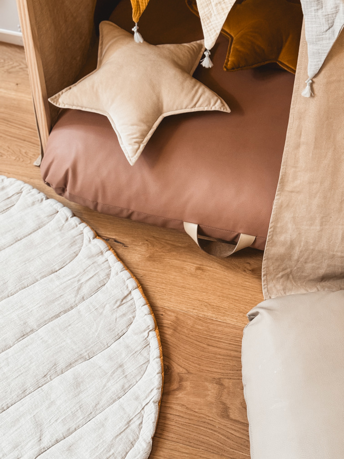 Kvůli polštáři značky Gathre z obchodu Made for Moms je ale úkryt tak pohodlný, že se z domečku stala dokonalá zašívárna. „Polštáře využíváme i během našich filmových večerů, nebo si na něj ráda sednu, když večer čtu pohádky. Výhodou je taky omyvatelný materiál, který stačí otřít hadříkem.“

