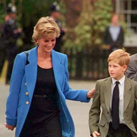 Princezna Diana se na veřejných akcích svých dětí často dotýkala, aby věděly, že tam je pro ně.
