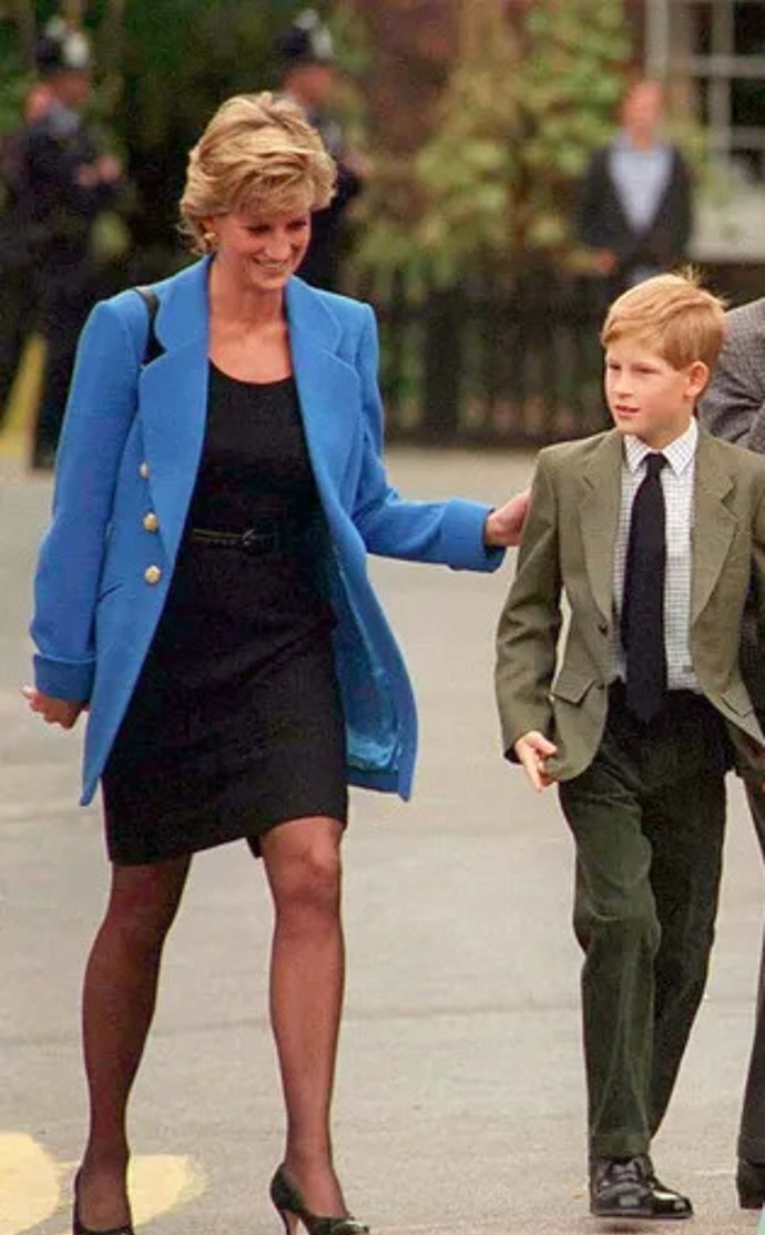 Princezna Diana se na veřejných akcích svých dětí často dotýkala, aby věděly, že tam je pro ně.

