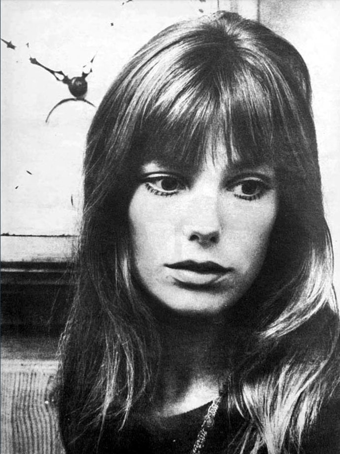 Jane Birkin se stala ikonickou v mnoha ohledech. Jedním z nich byl i styl ofiny, který letos bude v dominovat vlasovým trendům.
Jane Birkin se stala ikonickou v mnoha ohledech. Jedním z nich byl i styl ofiny, který letos bude v dominovat vlasovým trendům.