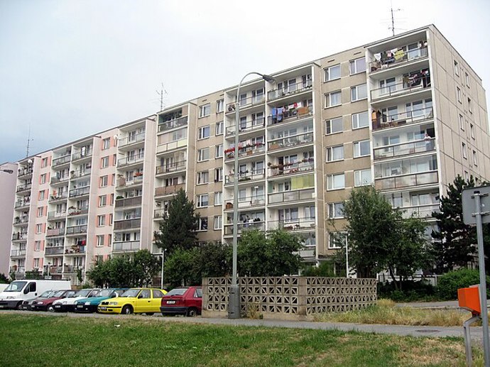 Typický panelák z dob socialismu, kde všichni bydleli v oněch "králíkárnách"
