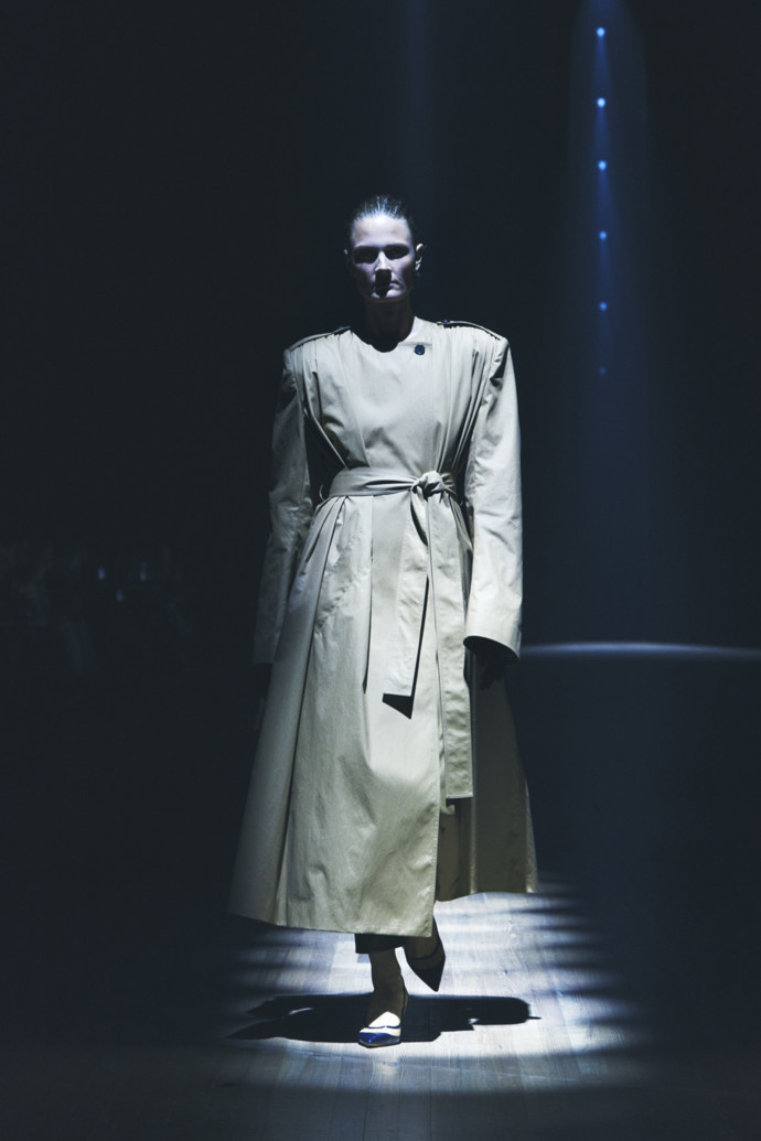 Jedním z velkých trendů letošního roku budou i oversized trenčkoty s výraznými rameny.

