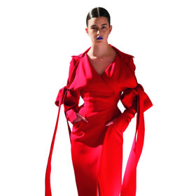 Červený model z haute couture kolekce návrhářky Zuzany Kubíčkové
