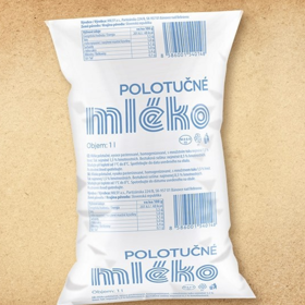 Mléko v plastovém sáčku mělo nevýhodu v tom, že se sáček kolikrát protrhnul.
