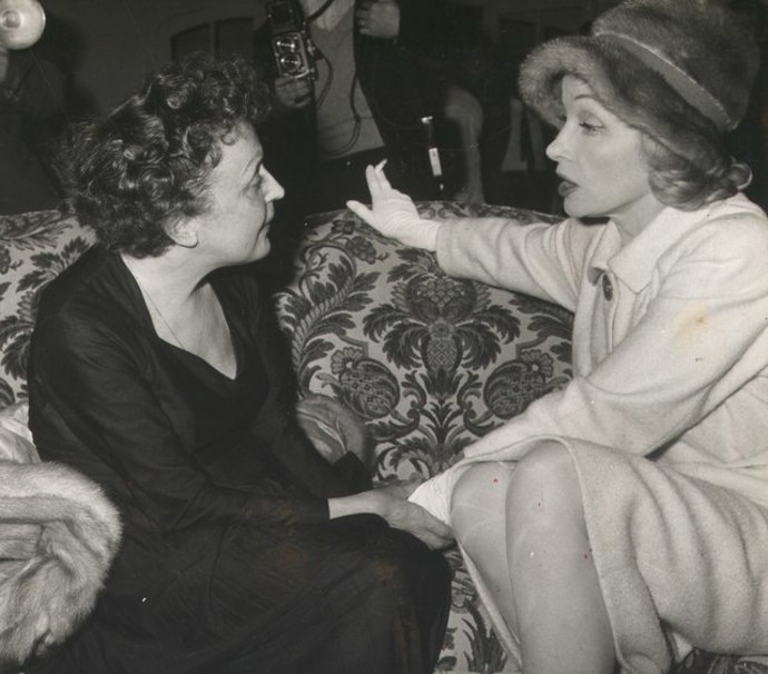 Stárnoucí Marlene Dietrich a francouzská šansoniérka Edith Piaf, s níž také prožila milostný románek.
