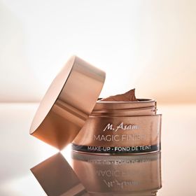 Velmi jemná, snadno roztíratelná textura produktu Magic Finish Mousse Make-up dokonale překrývá nerovnosti a zarudnutí pokožky, aniž by docházelo k ucpávání pórů. Dodává pleti sametově matný vzhled. Následně už nemusíte použít pudr. Výsledkem je dokonale sjednocená zářící pleť.

Make-Up Mousse Magic Finish, M.Asam, Rossmann, 486 Kč
