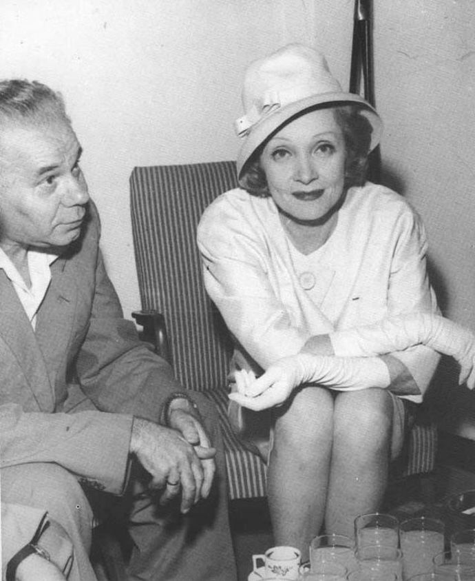 Téměř šedeesátiletá Marlene v roce 1960 na návštěvě Israele.
