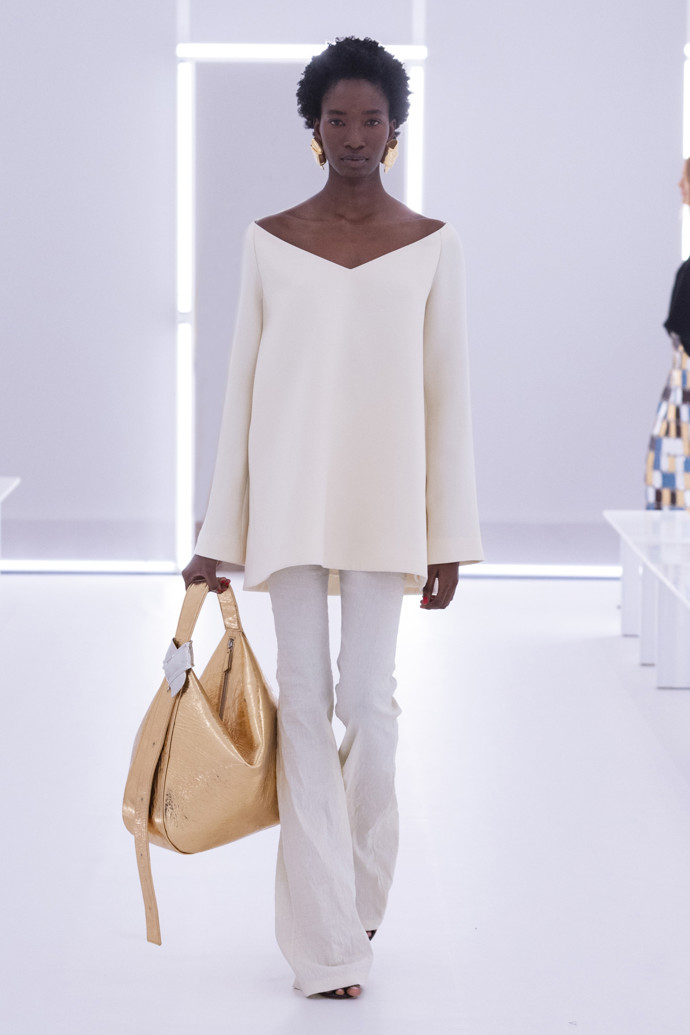Brandon Maxwell vsadil na neutrální tóny doplněné metalickou kabelkou.
