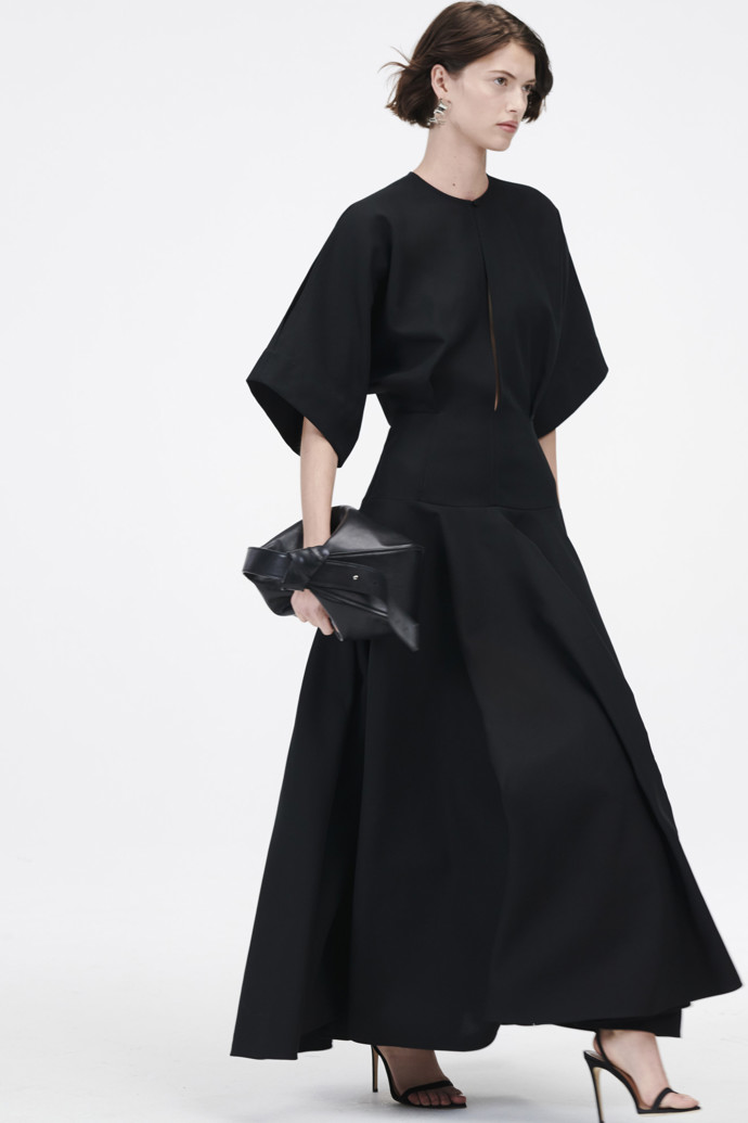 Černé nadčasové šaty jsou absolutním základem šatníku. Jak je efektně zkombinovat inspiruje například Brandon Maxwell.
