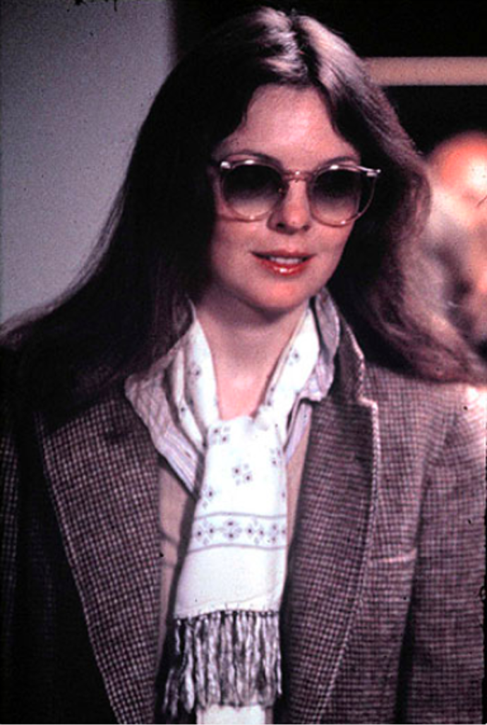 Podruhé jako Annie Hall, tentokrát v saku a s šátkem
Podruhé jako Annie Hall, tentokrát v saku a s šátkem