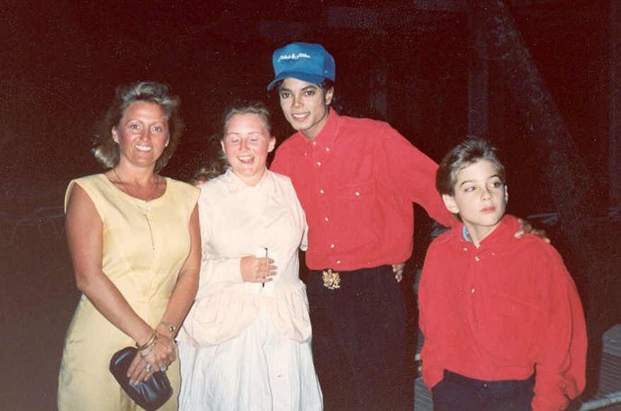 Michael Jackson, James Safechuck a jeho rodina. James se v dokumentu "Leaving Neverland" rozpovídal o tom, jak jej zpěvák sexuálně zneužíval.
Michael Jackson, James Safechuck a jeho rodina. James se v dokumentu "Leaving Neverland" rozpovídal o tom, jak jej zpěvák sexuálně zneužíval.