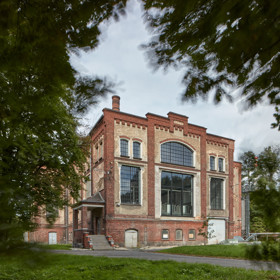 Zapomenutý „chrám pokroku“ v Plzeňském Prazdroji znovu ožívá! Přečtěte si příběh, jak architekti vytvořili moderní prostor pro milovníka piva a kulturních zážitků. Odvážná rekonstrukce stylově propojuje minulost se současností.
Zapomenutý „chrám pokroku“ v Plzeňském Prazdroji znovu ožívá! Přečtěte si příběh, jak architekti vytvořili moderní prostor pro milovníka piva a kulturních zážitků. Odvážná rekonstrukce stylově propojuje minulost se současností.
