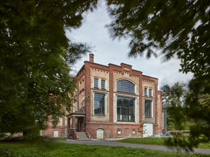 Zapomenutý „chrám pokroku“ v Plzeňském Prazdroji znovu ožívá! Přečtěte si příběh, jak architekti vytvořili moderní prostor pro milovníka piva a kulturních zážitků. Odvážná rekonstrukce stylově propojuje minulost se současností.
Zapomenutý „chrám pokroku“ v Plzeňském Prazdroji znovu ožívá! Přečtěte si příběh, jak architekti vytvořili moderní prostor pro milovníka piva a kulturních zážitků. Odvážná rekonstrukce stylově propojuje minulost se současností.