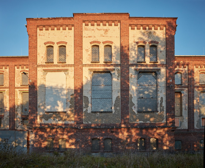 Zapomenutý „chrám pokroku“ v Plzeňském Prazdroji znovu ožívá! Přečtěte si příběh, jak architekti vytvořili moderní prostor pro milovníka piva a kulturních zážitků. Odvážná rekonstrukce stylově propojuje minulost se současností.
Zapomenutý „chrám pokroku“ v Plzeňském Prazdroji znovu ožívá! Přečtěte si příběh, jak architekti vytvořili moderní prostor pro milovníka piva a kulturních zážitků. Odvážná rekonstrukce stylově propojuje minulost se současností.