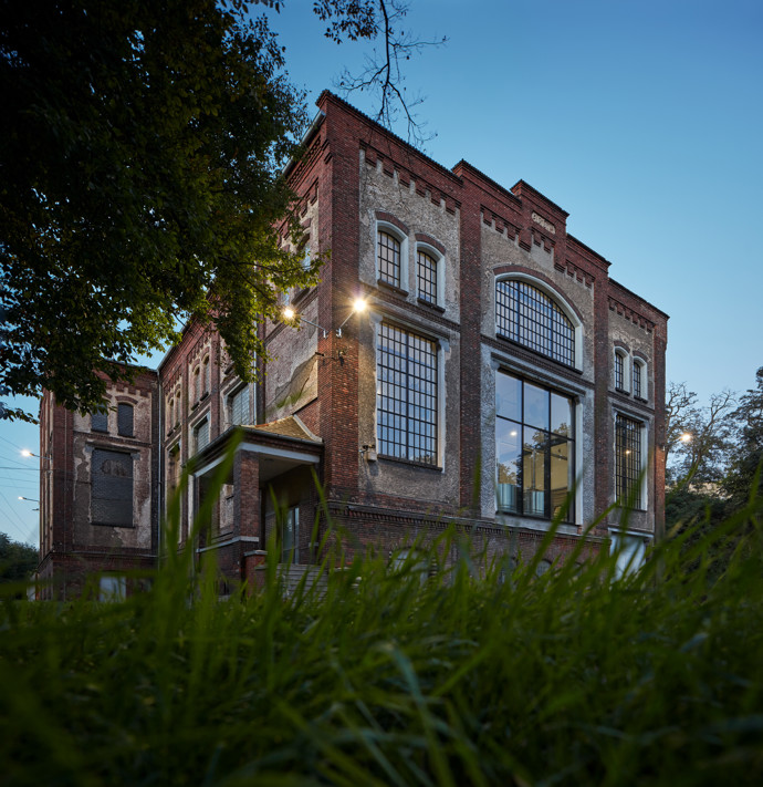 Zapomenutý „chrám pokroku“ v Plzeňském Prazdroji znovu ožívá! Přečtěte si příběh, jak architekti vytvořili moderní prostor pro milovníka piva a kulturních zážitků. Odvážná rekonstrukce stylově propojuje minulost se současností.
Zapomenutý „chrám pokroku“ v Plzeňském Prazdroji znovu ožívá! Přečtěte si příběh, jak architekti vytvořili moderní prostor pro milovníka piva a kulturních zážitků. Odvážná rekonstrukce stylově propojuje minulost se současností.