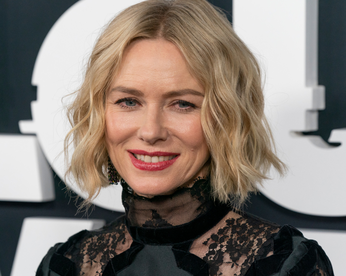Herečka Naomi Watts také nosí bob v kratší verzi.
Herečka Naomi Watts také nosí bob v kratší verzi.
