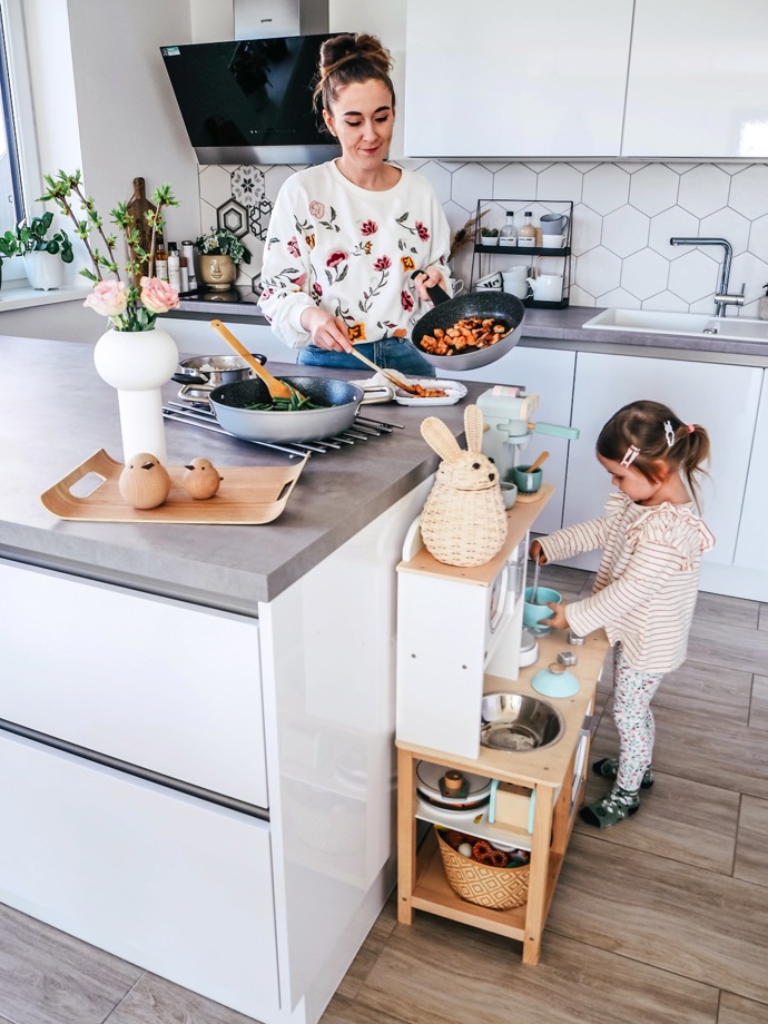 Radka je vesnická holka, kterou představa, že by se natrvalo usadila ve městě, vždycky spíš děsila. „Sice jsem před lety žila celkem dlouhou dobu v Praze, kam jsem dojížděla, což mi po pracovní a společenské stránce vyhovovalo, ale jako máma od rodiny jsem se viděla na venkově,“ vypráví.
