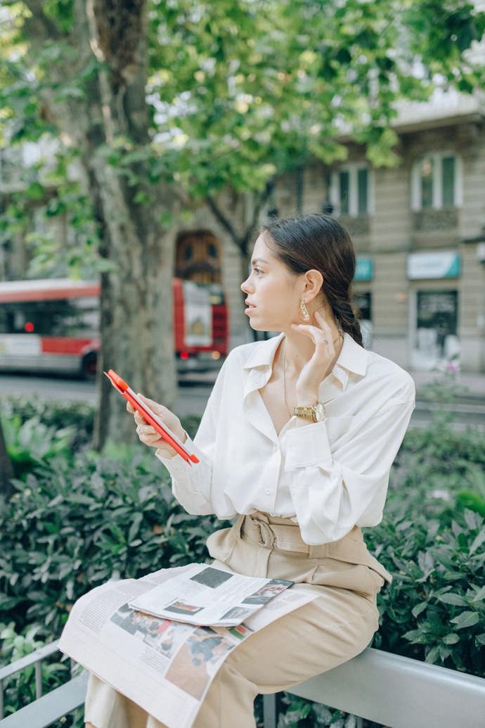 Zamyslete se také nad střihem košile. Nejklasičtější je podle Vogue oxford s úzkým střihem, která je mezi košilemi základním kouskem pro každodenní nošení. Bude vypadat dobře s džíny, sakem i kalhotovým kostýmem.
Zamyslete se také nad střihem košile. Nejklasičtější je podle Vogue oxford s úzkým střihem, která je mezi košilemi základním kouskem pro každodenní nošení. Bude vypadat dobře s džíny, sakem i kalhotovým kostýmem.